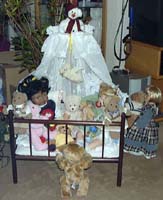 Puppenbett mit Baby-Puppen